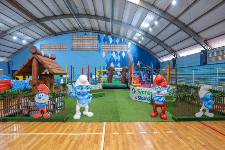 Cenografia da Caravana Sicredi & Smurfs produzida pela Sonora