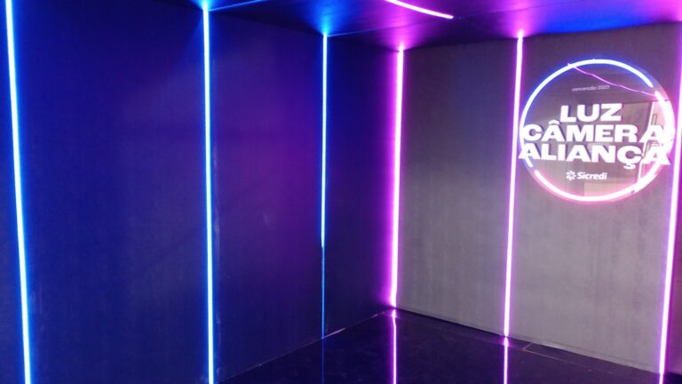 Cenografia da Convenção Sicredi Aliança PR/SP 2023, conceito Luz Câmera Aliança, projeto e montagem Sonora (8)