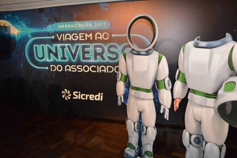 Cenografia do Arrancadão de Vendas Sicredi 2017, conceito Viagem ao Universo do Associado, projeto e montagem Sonora (1)