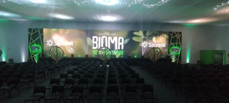 Cenografia da Convenção Sicredi Aliança PR/SP 2024, conceito BIOMA, projeto e montagem Sonora (2)