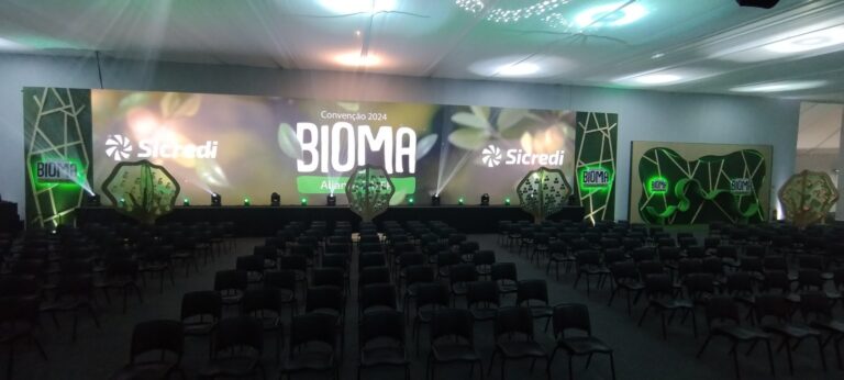 Cenografia da Convenção Sicredi Aliança PR/SP 2024, conceito BIOMA, projeto e montagem Sonora (3)