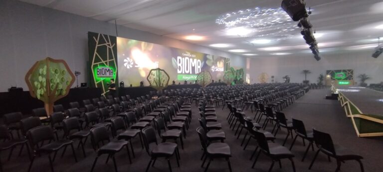 Cenografia da Convenção Sicredi Aliança PR/SP 2024, conceito BIOMA, projeto e montagem Sonora (12)